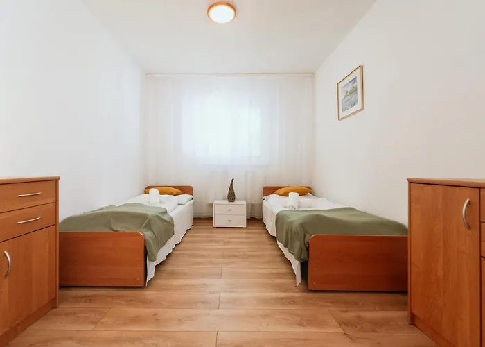 Hotel Rekreačné Zariadenie - Nad Zámkom 2*